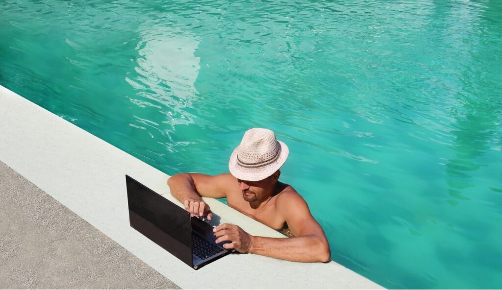 Nomadi digitali, lavorare a bordo piscina